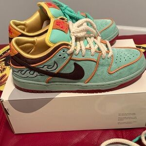 Nike SB sneakers size 6.5 comes with Nike SB Cream and Gray Box